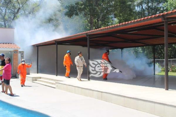 Fumigan centros recreativos y religiosos en Río Blanco