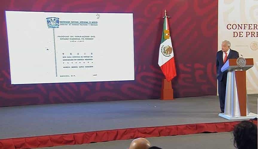 AMLO presume título y tesis; tomará vacaciones