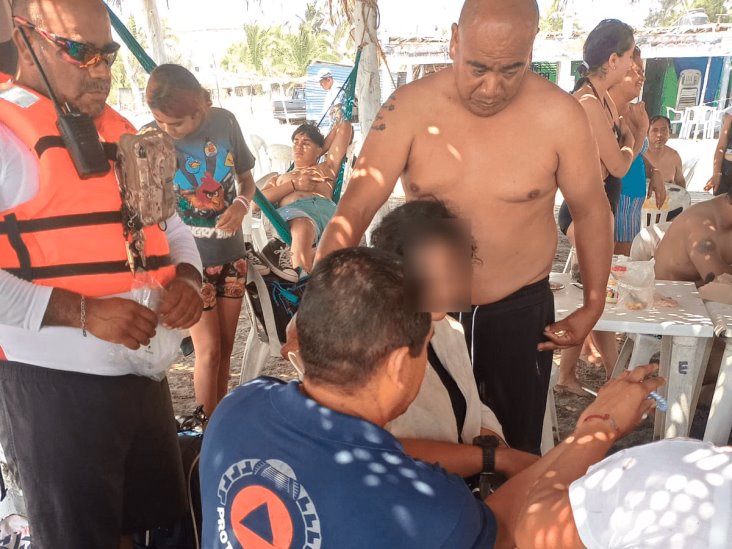 Rescatan a turista en playa de Chachalacas