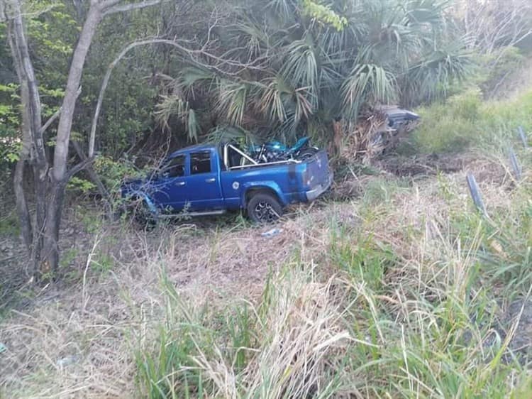 Camioneta con centroamericanos termina volcada en Actopan