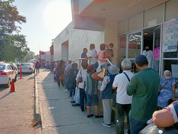 En Semana Santa, largas filas en IMSS Coatzacoalcos