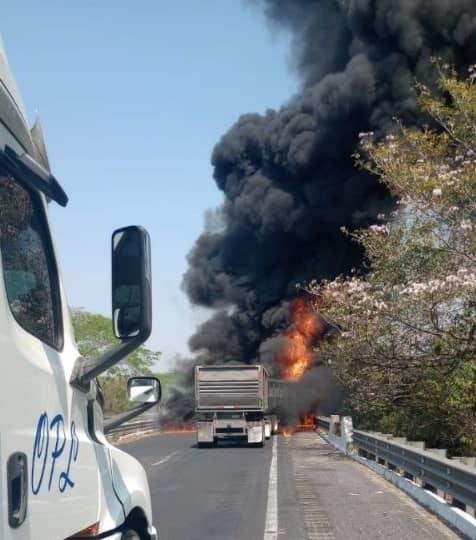 Choque entre tractocamiones provoca incendio en La Tinaja - Cosamaloapan