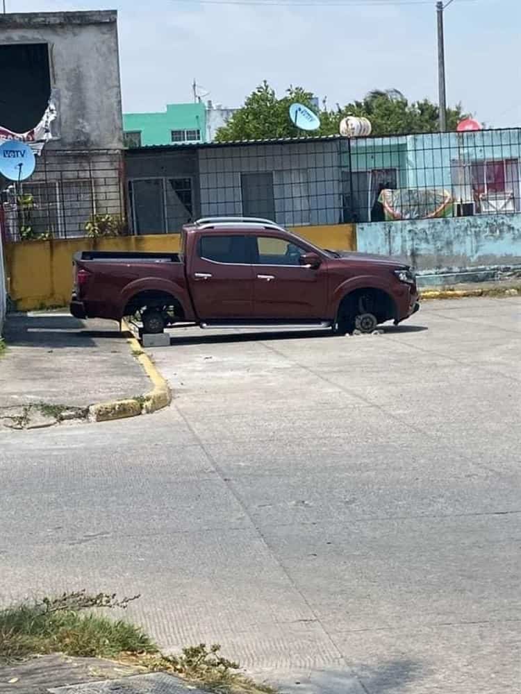 ¡Sobre tabiques! Desvalijan autos en Puente Moreno, en Veracruz