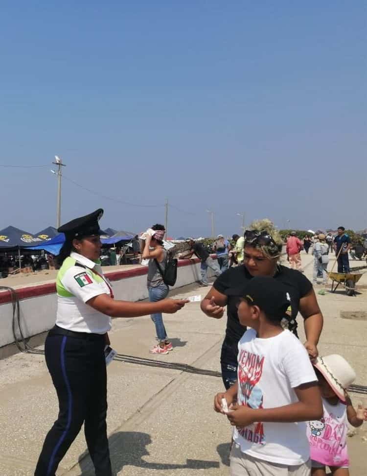 Reparten trípticos a peatones y conductores en malecón de Coatzacoalcos