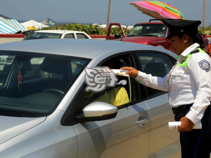 Reparten trípticos a peatones y conductores en malecón de Coatzacoalcos