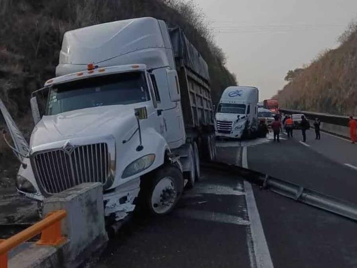 Tráiler se queda sin frenos cerca de caseta de Plan del Río