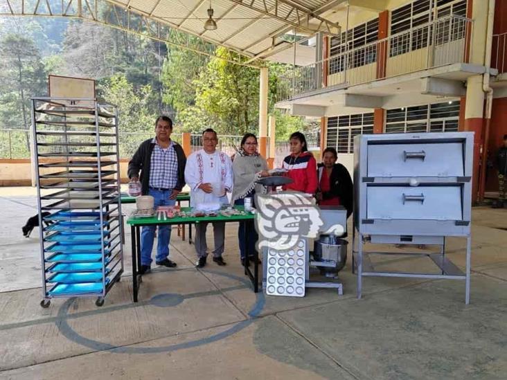 Entregan proyecto productivo a Telesecundaria de Mixtla de Altamirano