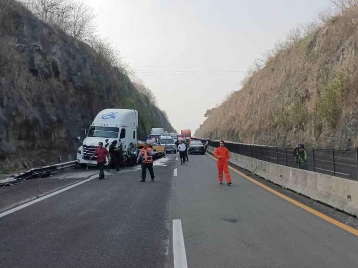 Tráiler se queda sin frenos cerca de caseta de Plan del Río