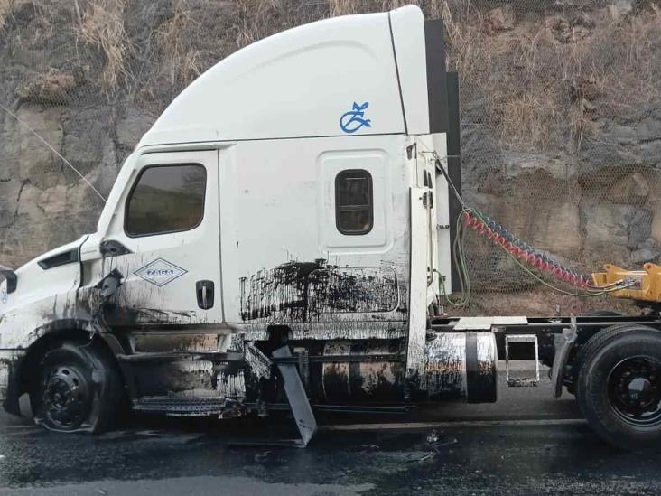 Tráiler se queda sin frenos cerca de caseta de Plan del Río