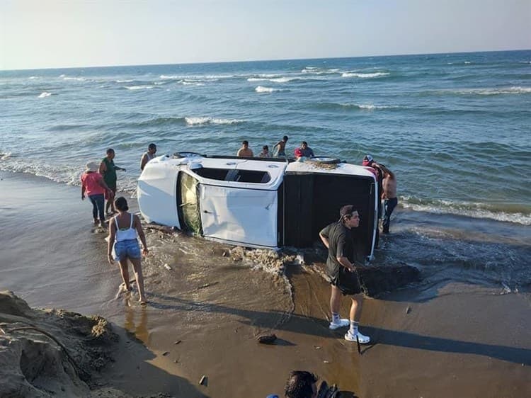 Camioneta termina volcada en playas de Coatzacoalcos; ¡está prohibido su ingreso!