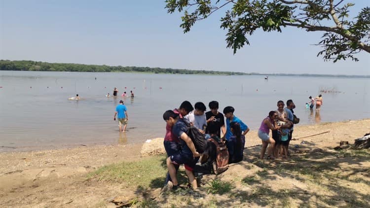 Bañistas disfrutan de las aguas en río Coatzacoalcos