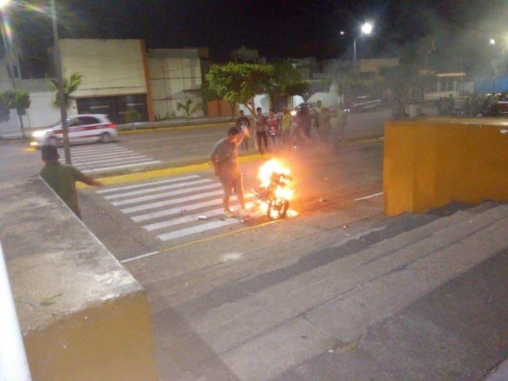 Motocicleta arde en llamas en calles de Minatitlán