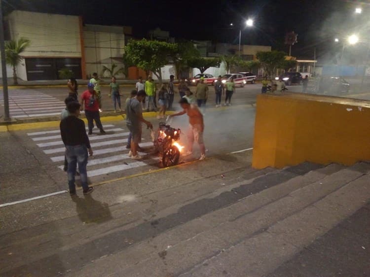 Motocicleta arde en llamas en calles de Minatitlán