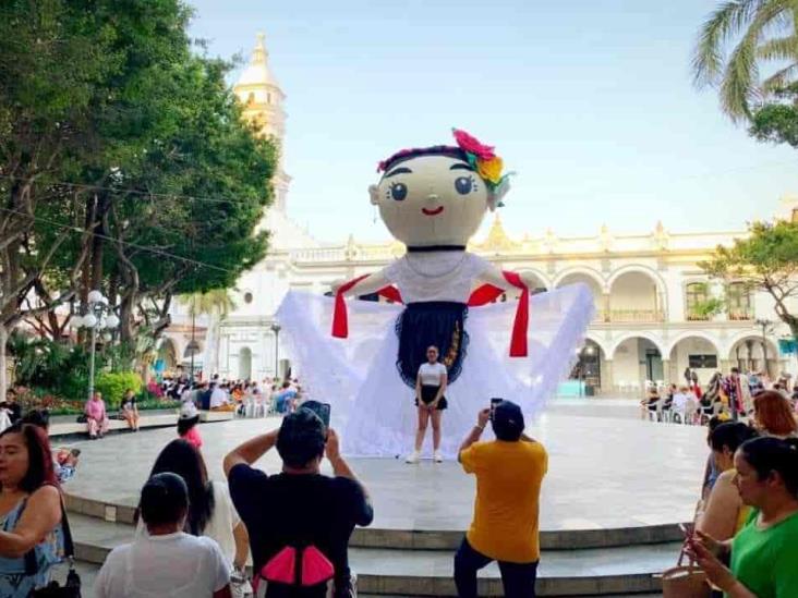 Con encuesta, elegirán nombre de muñeca jarocha del Zócalo de Veracruz