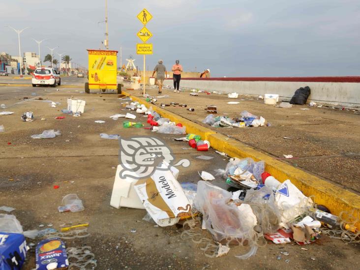 ¡Cochinero! Retiran toneladas de basura del Malecón de Coatzacoalcos