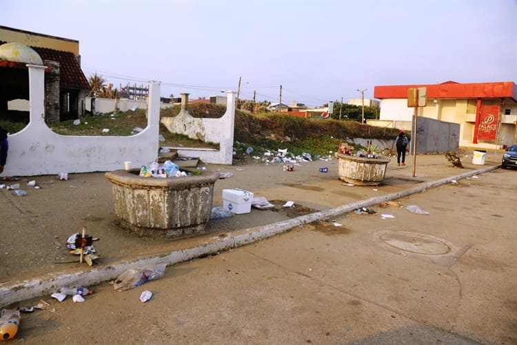 ¡Cochinero! Retiran toneladas de basura del Malecón de Coatzacoalcos