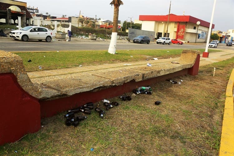 ¡Cochinero! Retiran toneladas de basura del Malecón de Coatzacoalcos