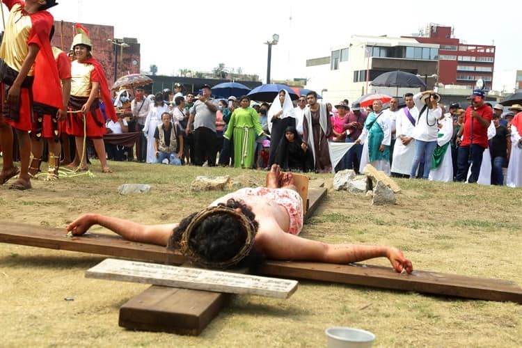 Católicos viven con fervor el viacrucis en Coatzacoalcos