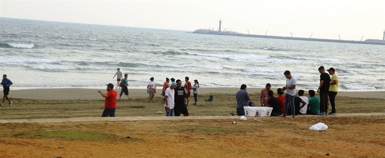 ¡Qué buena fiesta! Jóvenes amanecen en el Malecón de Coatzacoalcos