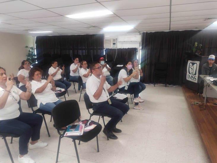 ¡Espacios de inclusión!; se capacitan en lenguaje de señas en el CSS de Coatzacoalcos