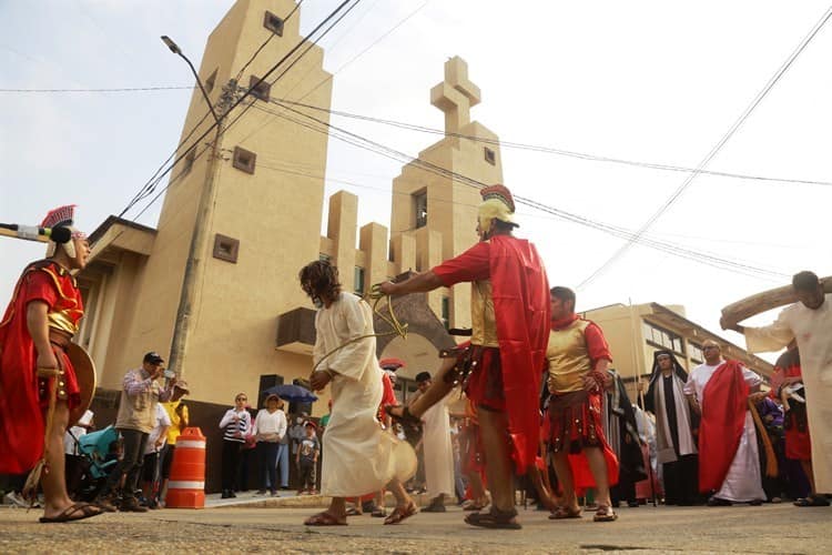 Católicos viven con fervor el viacrucis en Coatzacoalcos