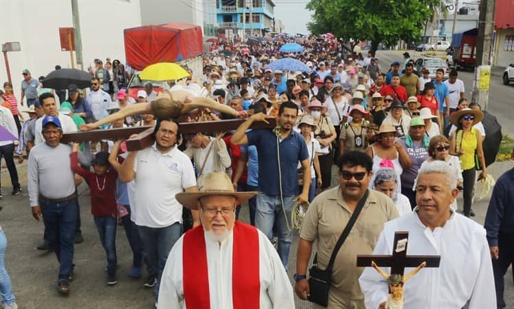 Católicos viven con fervor el viacrucis en Coatzacoalcos