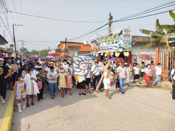 Decenas de feligreses participan en el Viacrucis de Villa Cuichapa (+Video)