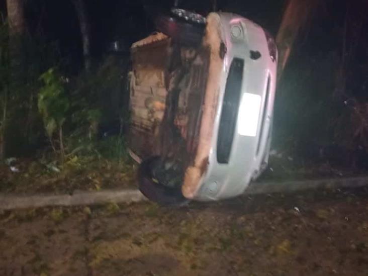 Volcó auto en el bulevar Xalapa-Coatepec