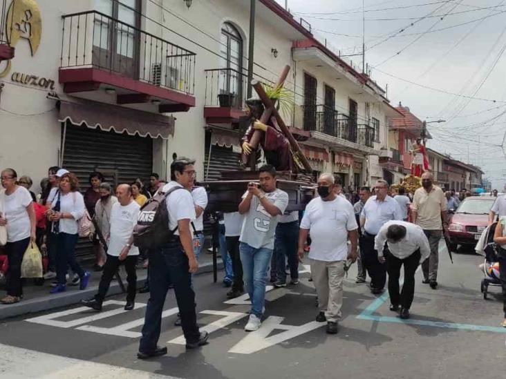 Cientos de católicos de Orizaba participan en el Viacrucis (+Video)