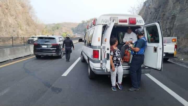 Chocan camioneta y tráileres en carretera Xalapa-Veracruz