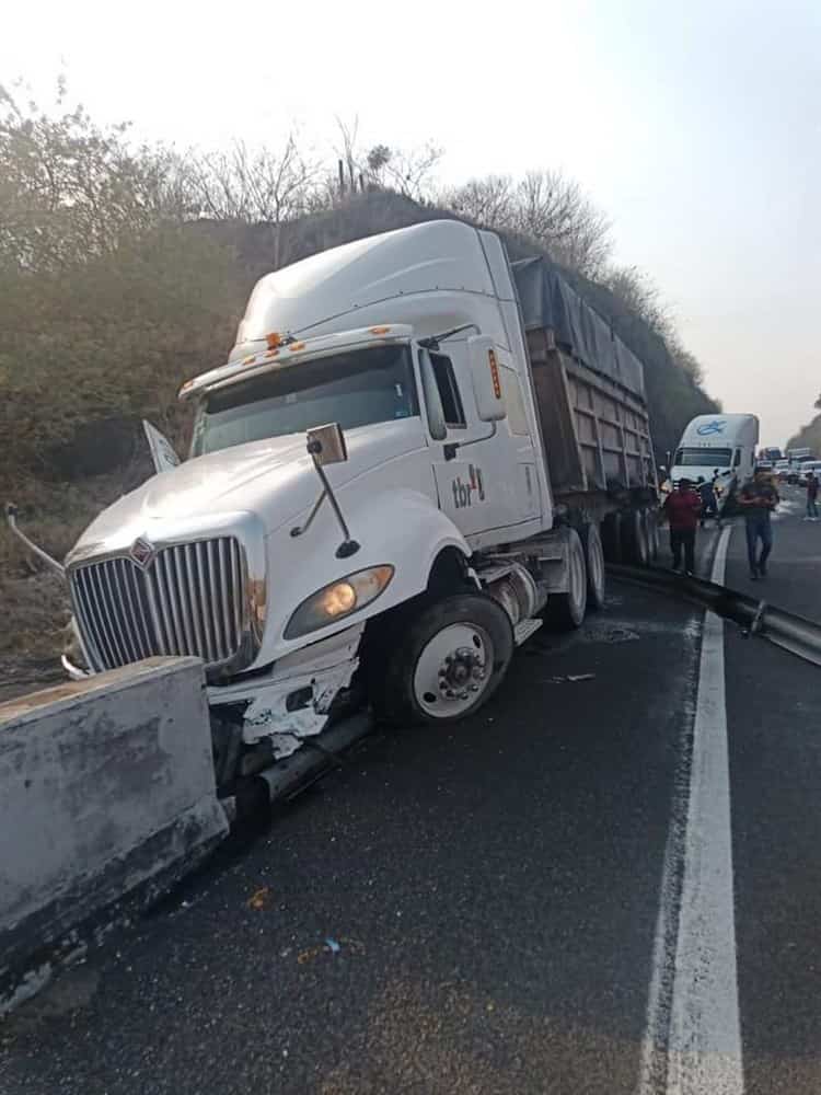 Chocan camioneta y tráileres en carretera Xalapa-Veracruz