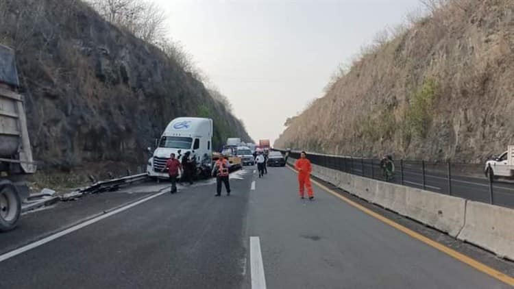 Chocan camioneta y tráileres en carretera Xalapa-Veracruz