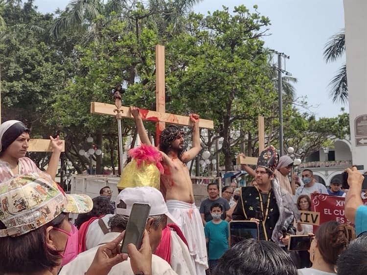 Con Viacrucis, representan la Pasión de Cristo en Veracruz (+video)
