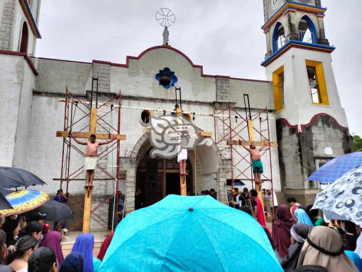 Bajo un ambiente lluvioso se realiza viacrucis en Coatzintla