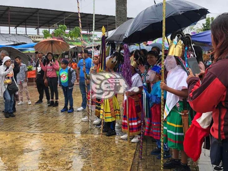 Bajo un ambiente lluvioso se realiza viacrucis en Coatzintla