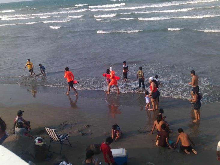 No aprenden; pese a restricciones, entran al mar en Boca del Río