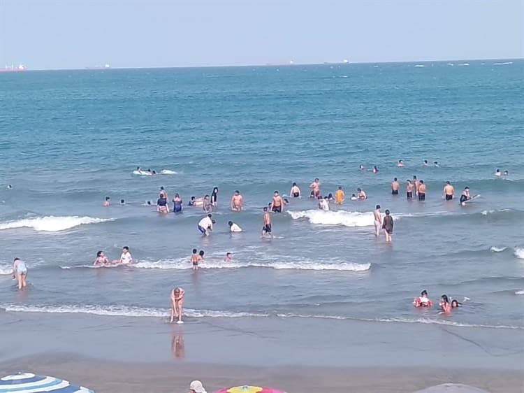 No aprenden; pese a restricciones, entran al mar en Boca del Río