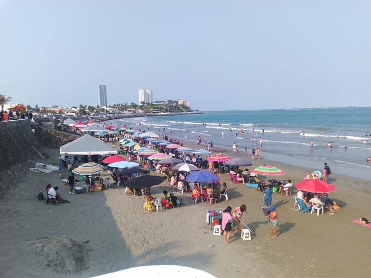 No aprenden; pese a restricciones, entran al mar en Boca del Río