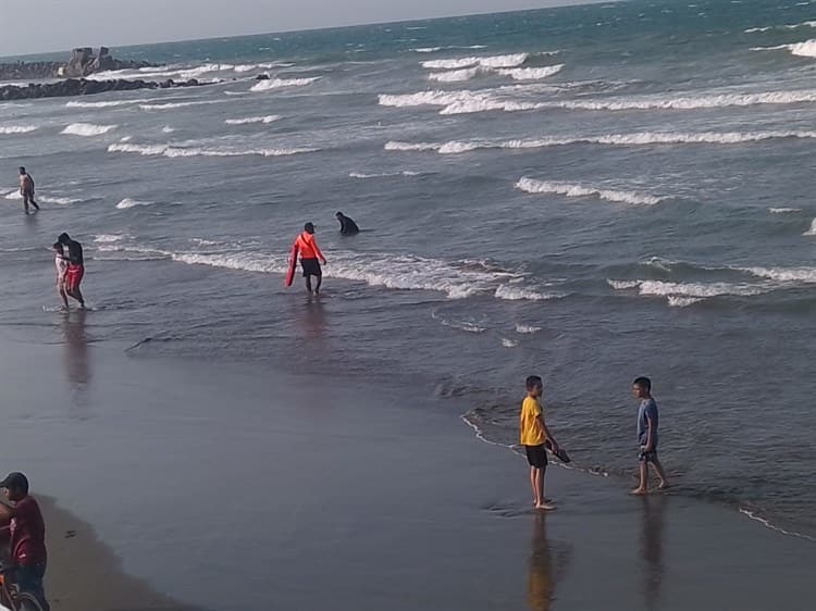 No aprenden; pese a restricciones, entran al mar en Boca del Río