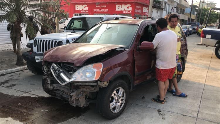 Turistas chocan en Veracruz; se pasaron la preferencia (+Video)