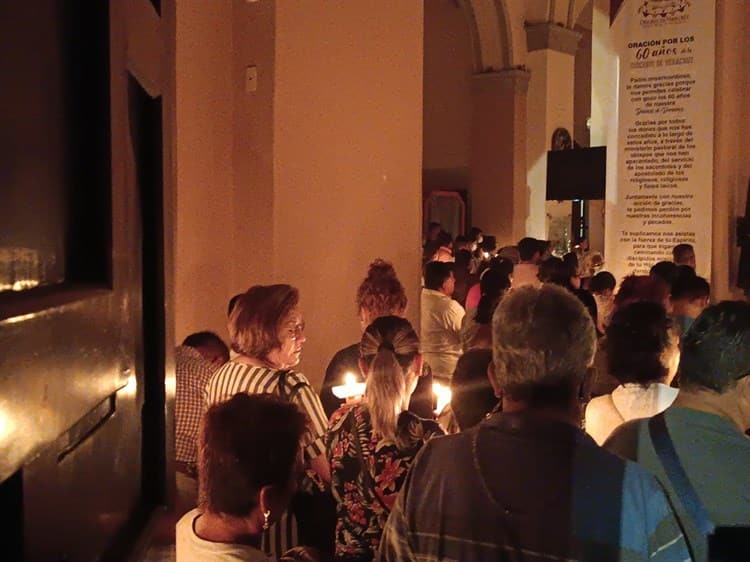 Católicos participan en la Vigilia Pascual en la Catedral de Veracruz