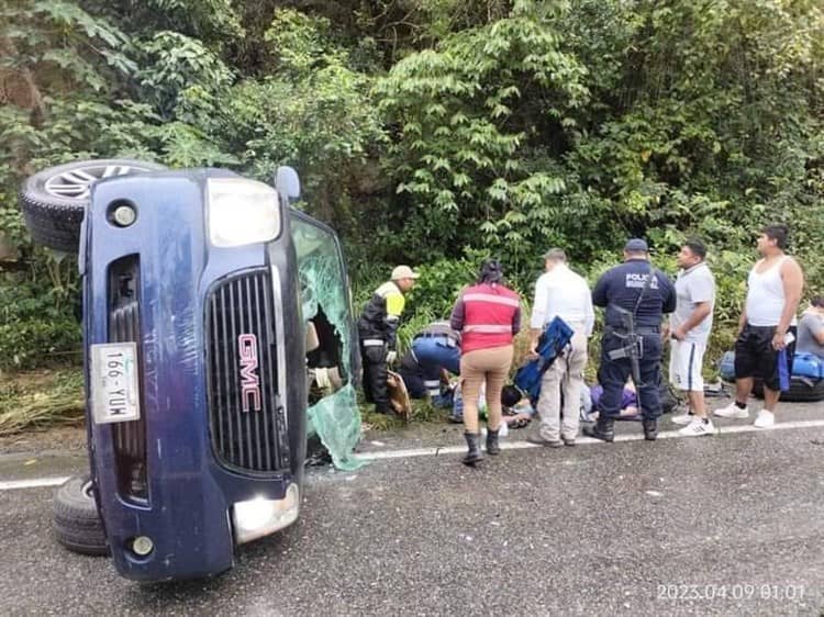 Vuelca camioneta tras impacto de camión de carga en Gutiérrez Zamora; hay 9 heridos