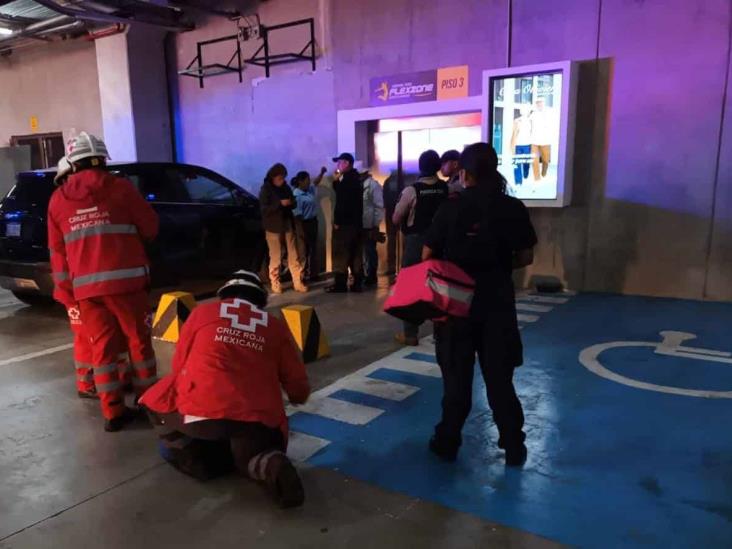 Se quedan atrapados en elevador de Plaza Xanat, en Xalapa