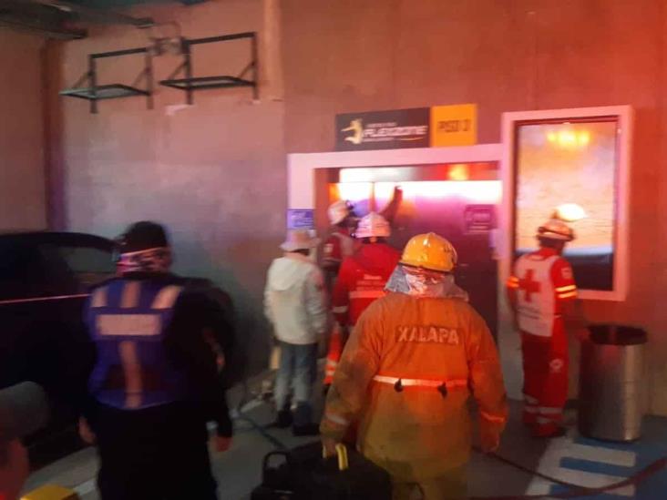 Se quedan atrapados en elevador de Plaza Xanat, en Xalapa