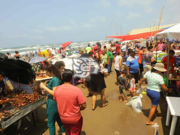 ¿Cuál frente frío? Bañistas abarrotan playa de Coatzacoalcos