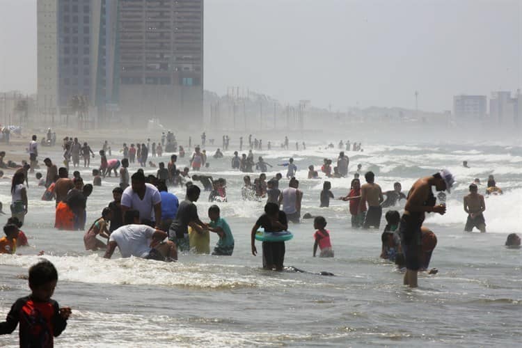 ¿Cuál frente frío? Bañistas abarrotan playa de Coatzacoalcos