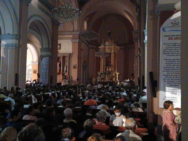 Católicos participan en la Vigilia Pascual en la Catedral de Veracruz