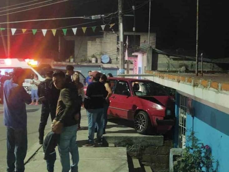 Auto choca  contra una casa en la colonia Zamora, de San Andrés Tlalnelhuayocan