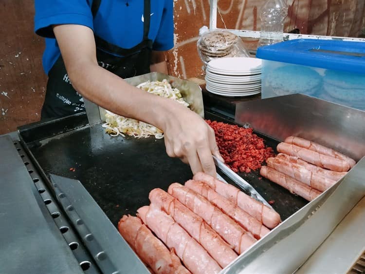 ¿Con hambre y no sabes qué comer? ¡Lánzate al Centro de Xalapa por un hot dog!