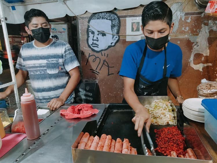 ¿Con hambre y no sabes qué comer? ¡Lánzate al Centro de Xalapa por un hot dog!